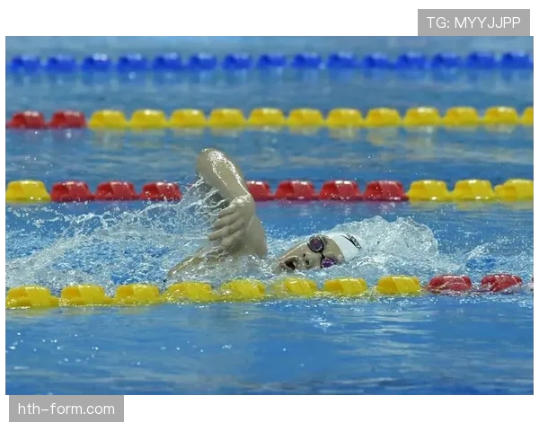 余依婷训练完随手啃蛋白棒的样子，真不像刚游完400混的人